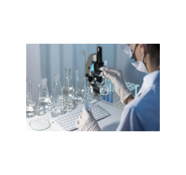 [최종]close-up-researcher-holding-glassware.jpg